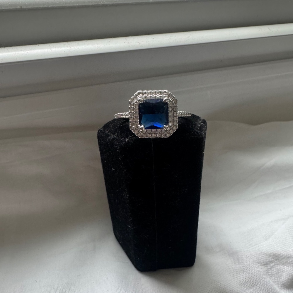 GLAMOUR ENGAGEMENT RING SIZE 9